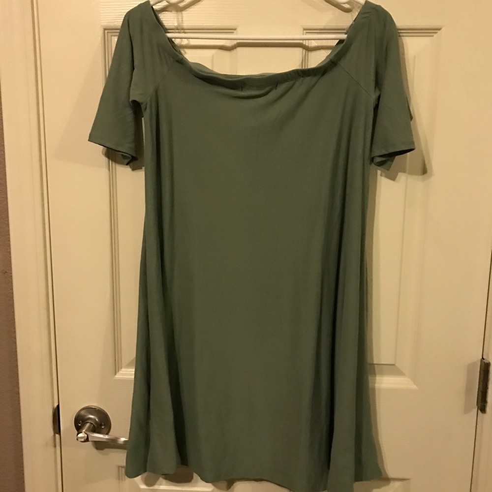 Off the shoulder dress size Large NWT FOREVER 21